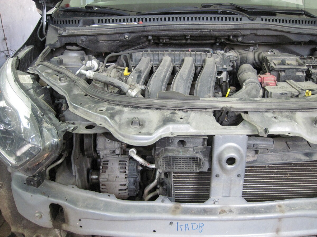 Open engine bay showing engine with central intake manifold