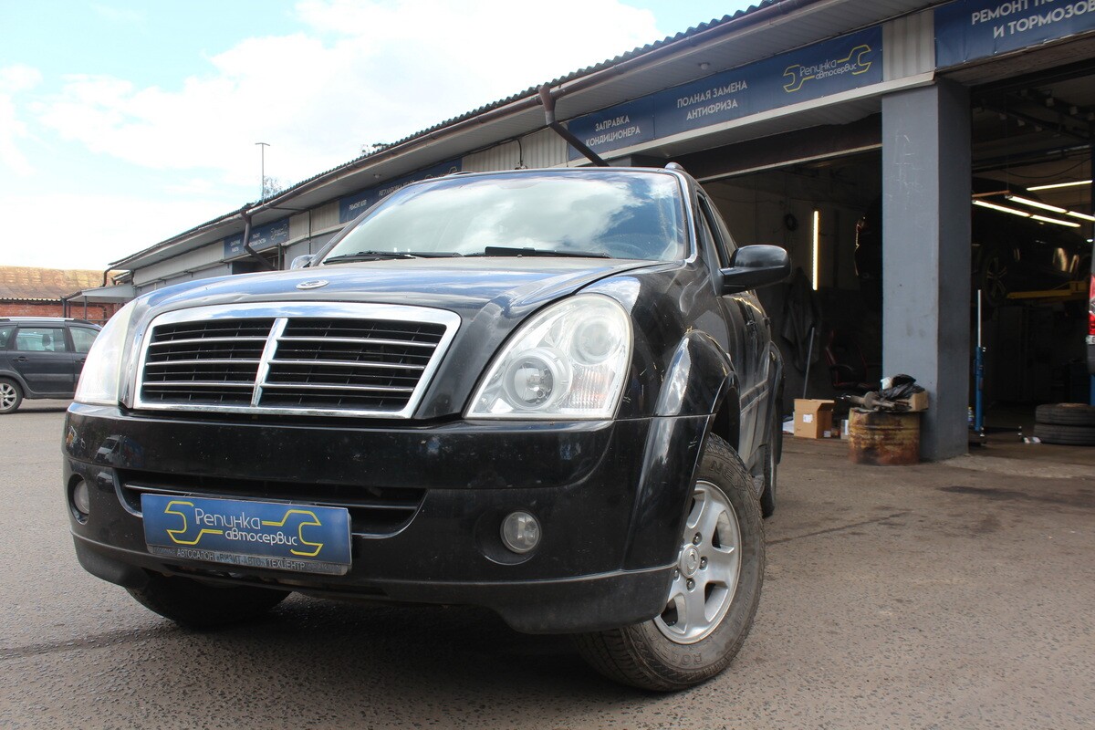Чёрный SsangYong Rexton на площадке автосервиса