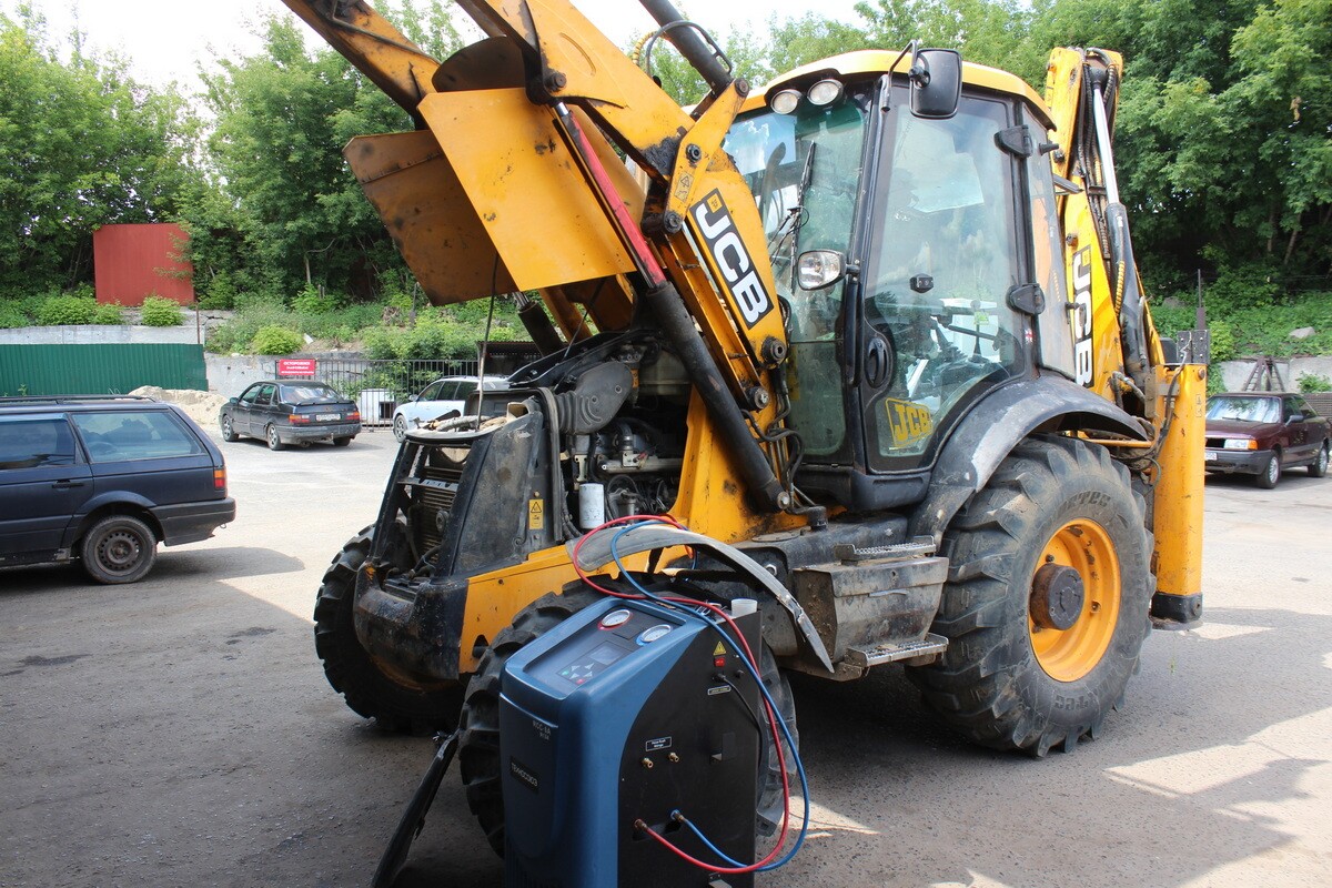 Погрузчик JCB на площадке автосервиса