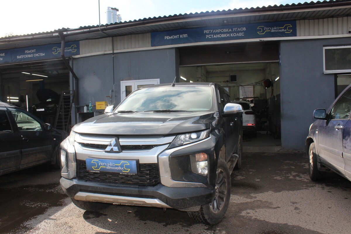Серый Mitsubishi на площадке автосервиса