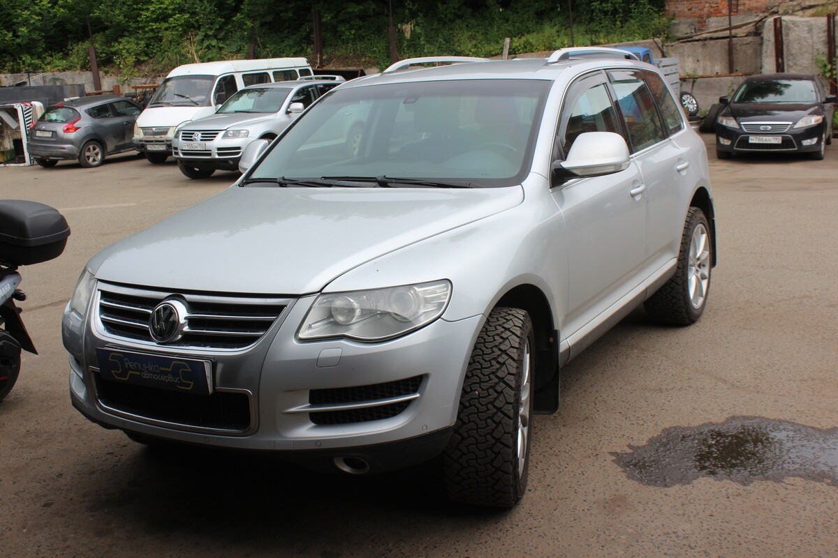 Серебристый Volkswagen Touareg на площадке автосервиса