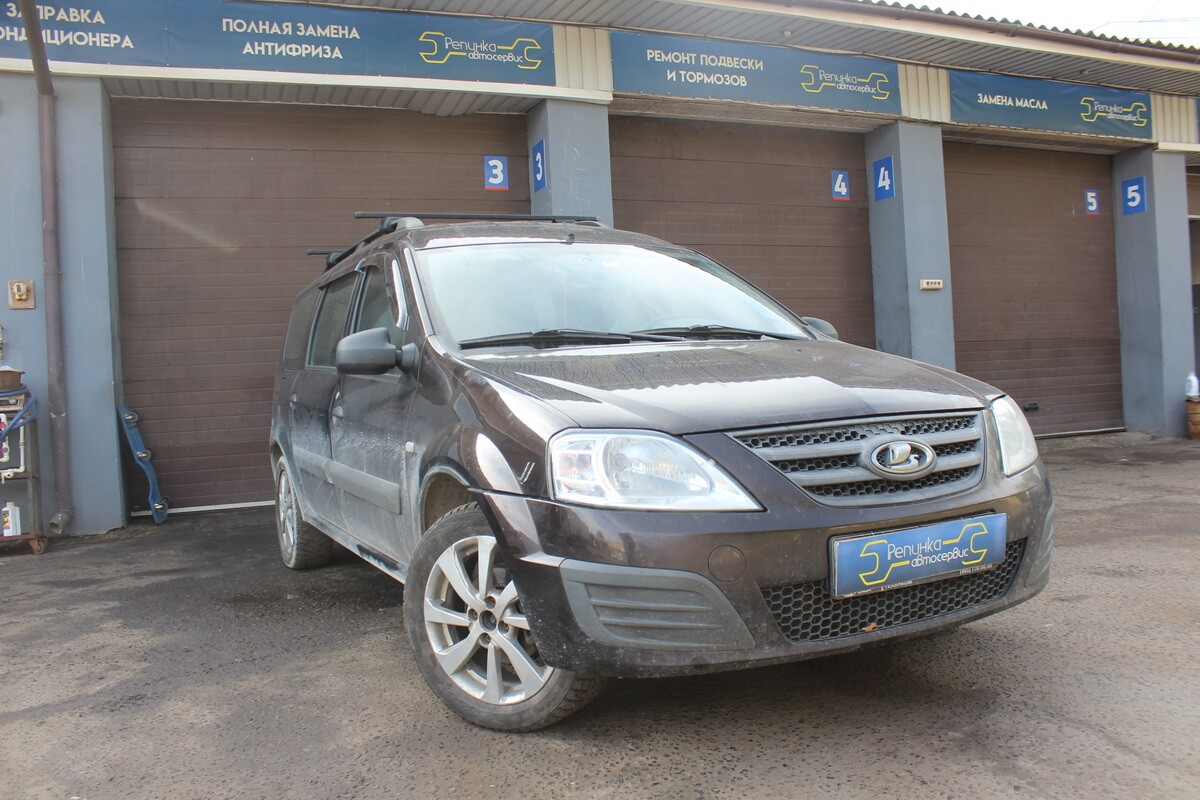 Lada Largus на площадке автосервиса — вид спереди