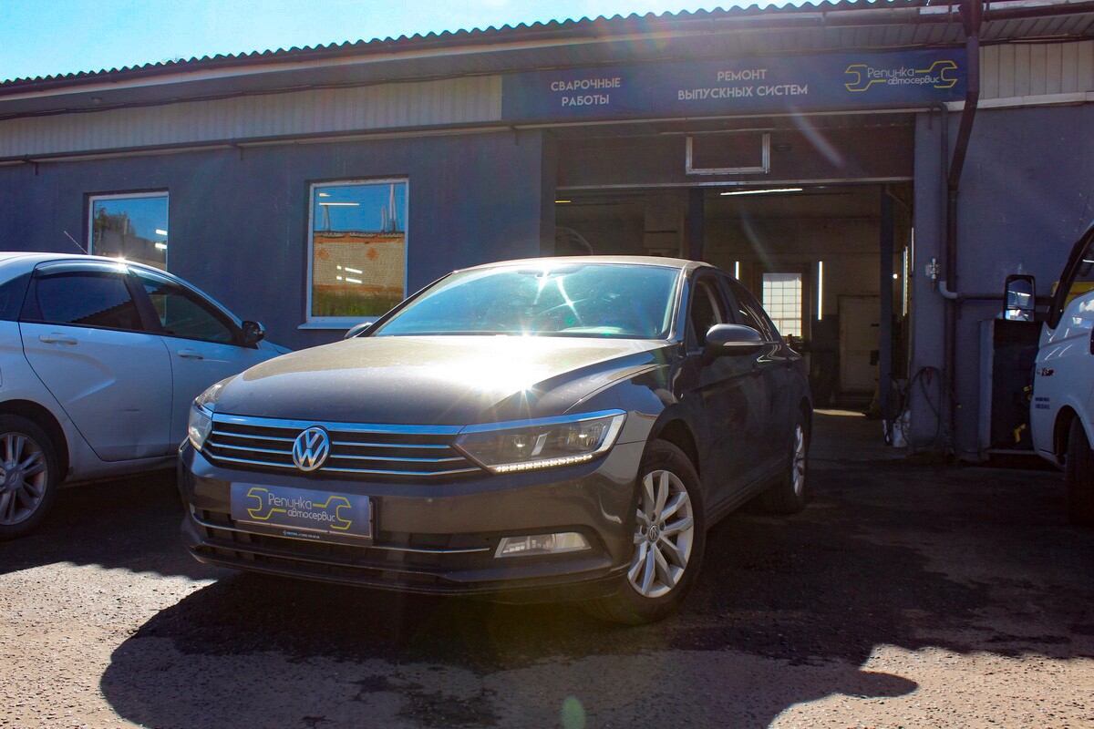 Тёмно-серый Volkswagen Passat B7 на площадке автосервиса
