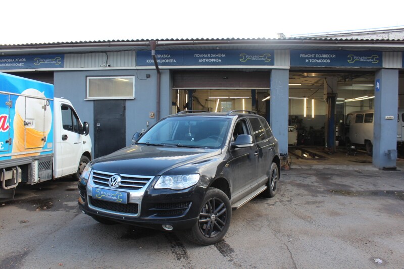 Volkswagen Touareg GP перед автосервисом Репинка