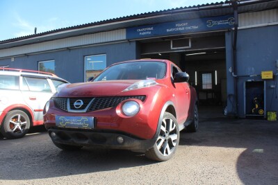 Красный Nissan Juke у здания автосервиса