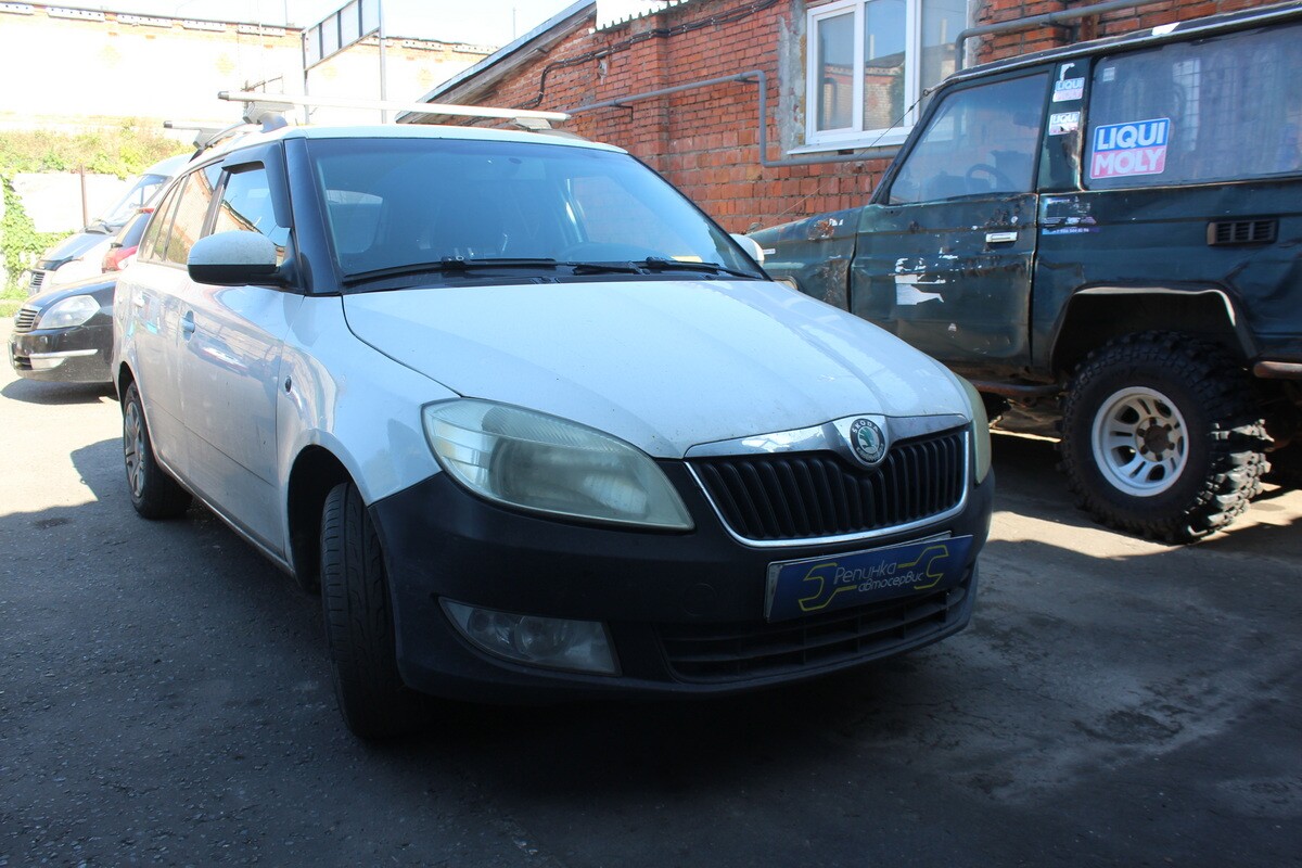 Белая Skoda Fabia на площадке автосервиса
