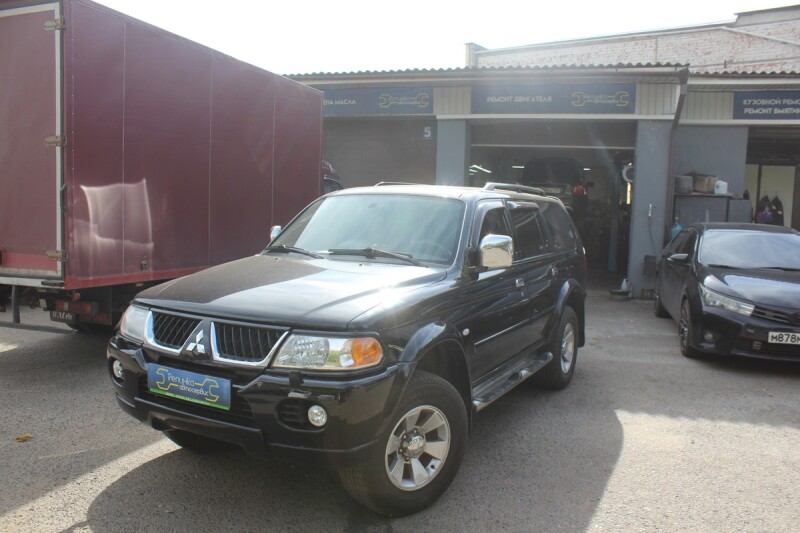 Чёрный Mitsubishi Pajero Sport на площадке автосервиса