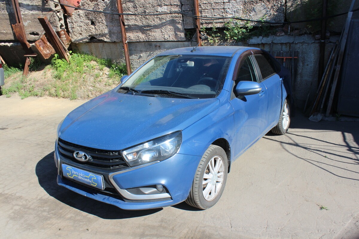 Синяя Hyundai Verna на площадке автосервиса
