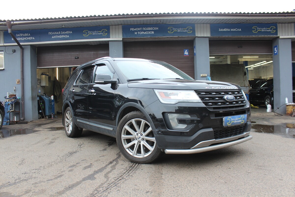 Ford Explorer на площадке автосервиса