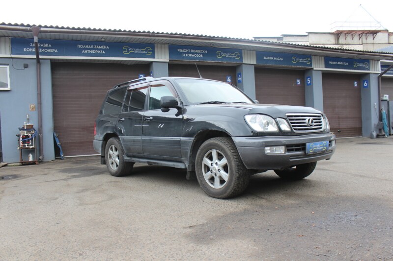 Тёмно-серый Lexus LX470 на площадке автосервиса