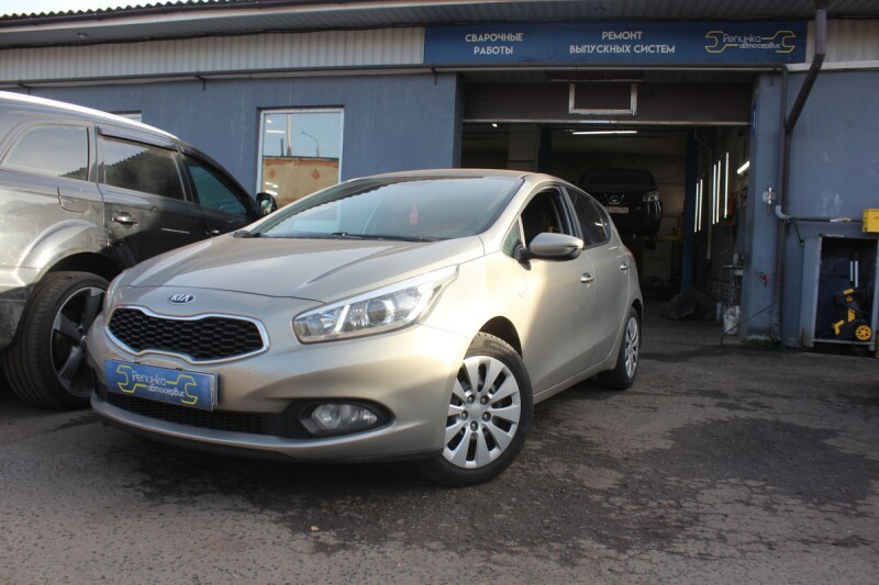 Бежевый Kia Cee'd у ворот Автосервиса Репинка