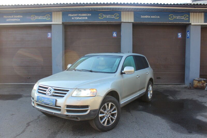 Серебристый Volkswagen Touareg на площадке автосервиса
