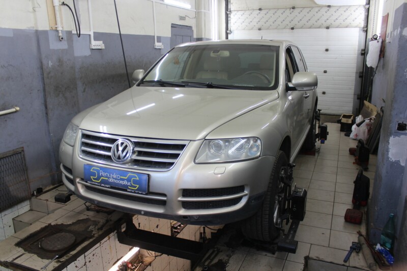 Volkswagen Touareg на подъёмнике в боксе сход-развала
