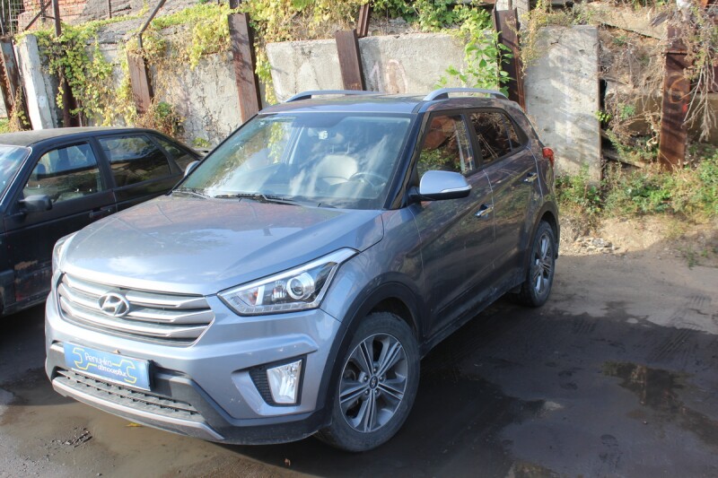 Серебристая Hyundai Creta на площадке автосервиса