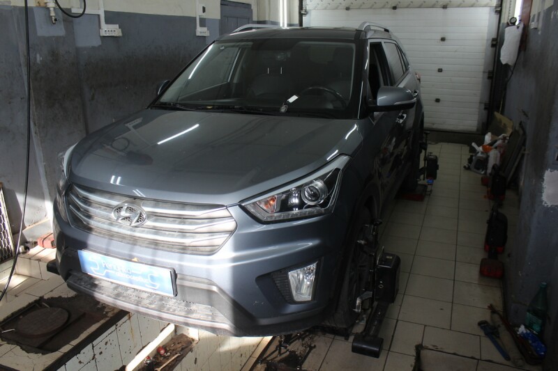 Hyundai Creta на подъёмнике в боксе сход-развала