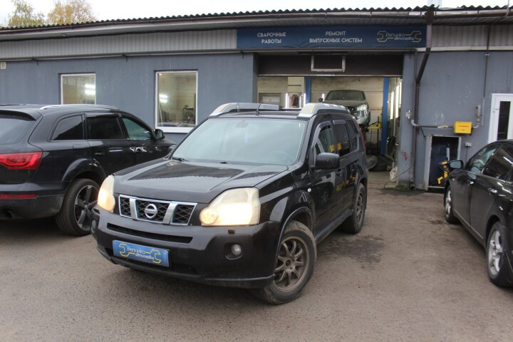 Чёрный Nissan X-Trail T31 на площадке автосервиса