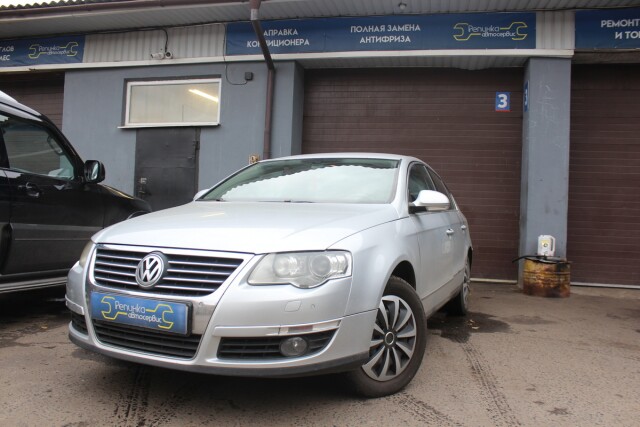 Серебристый Volkswagen Passat B6 у ворот автосервиса