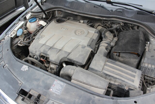 Моторный отсек VW TDI после сборки — двигатель запущен и проверен