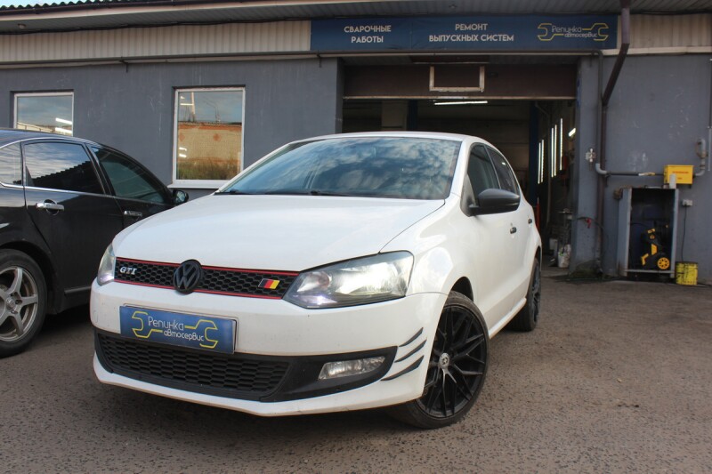 Белый Volkswagen Polo хэтчбек на площадке автосервиса