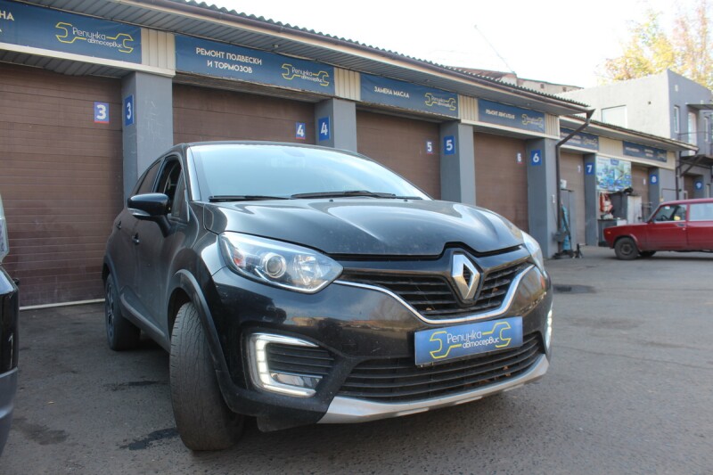 Чёрный Renault Captur, привезенный в автосервис на эвакуаторе