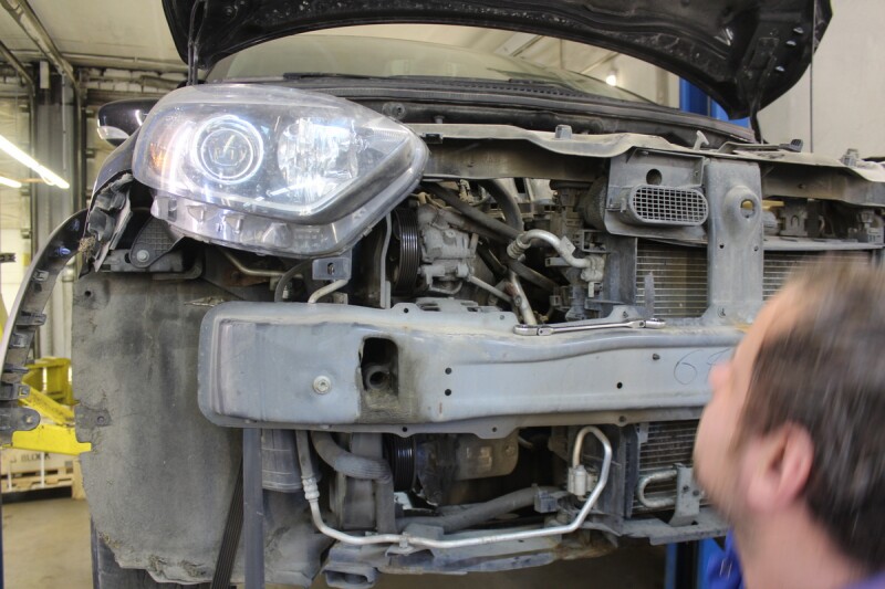 Передняя часть автомобиля со снятым бампером — доступ к узлам моторного отсека