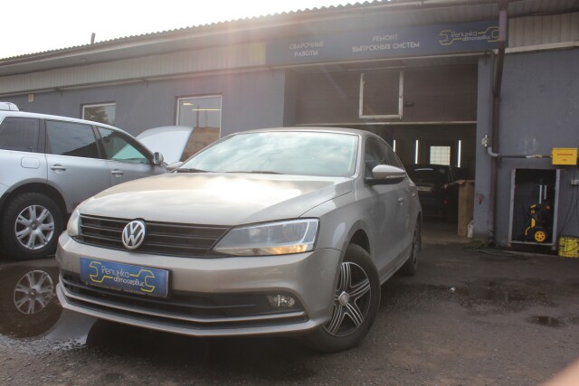 Серебристый Volkswagen Jetta у Автосервиса Репинка