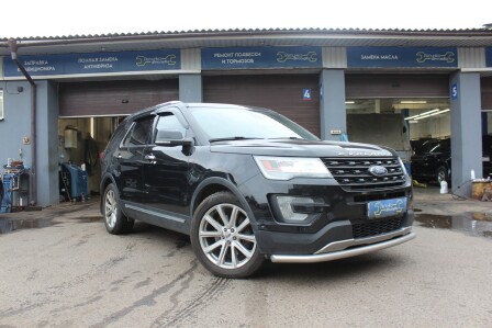 Автомобиль у ремонтных боксов автосервиса