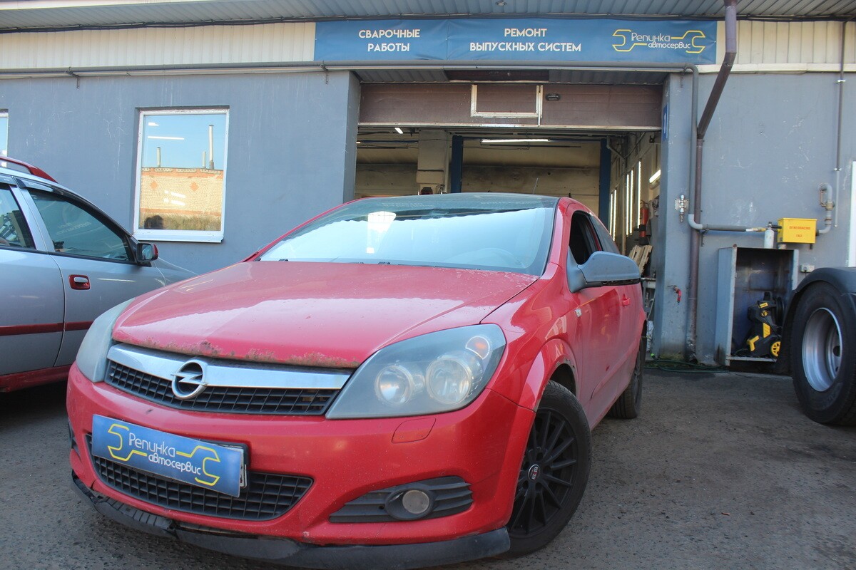 Красный Opel Astra H на площадке автосервиса Репинка